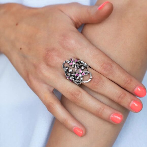 Paparazzi Jewelry Accessories - Flirtatiously Flowering - Pink Ring - Vintage - Picture 1 of 4